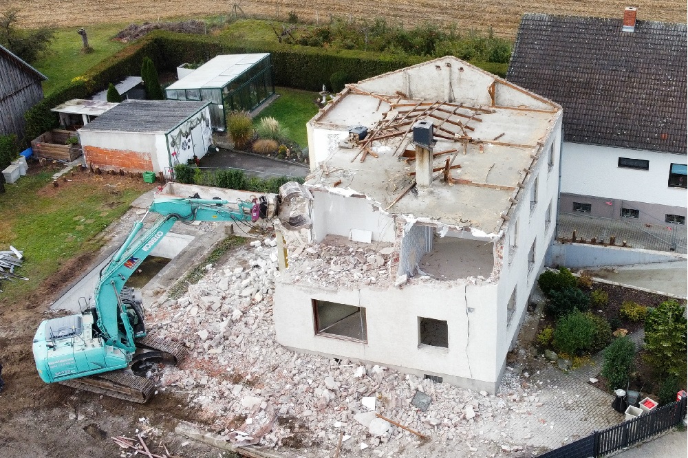 Abbrucharbeiten mit Baumaschinen