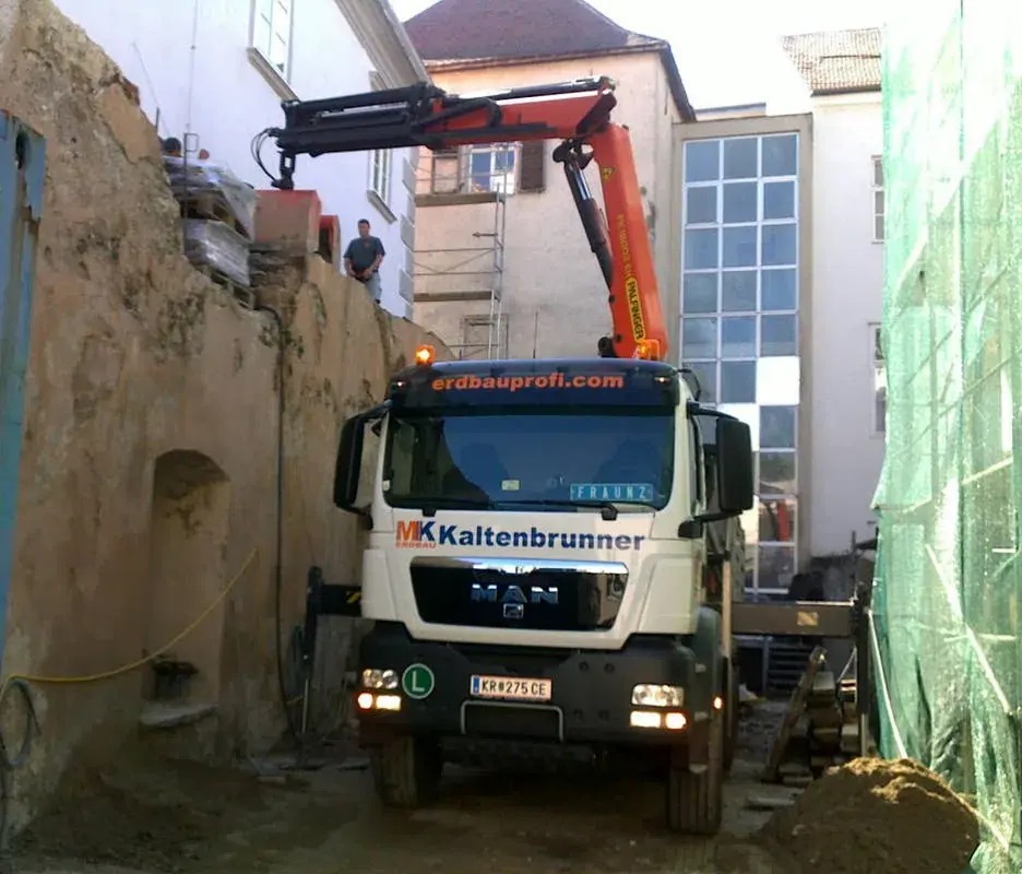 Lastwagen mit Kran auf Baustelle