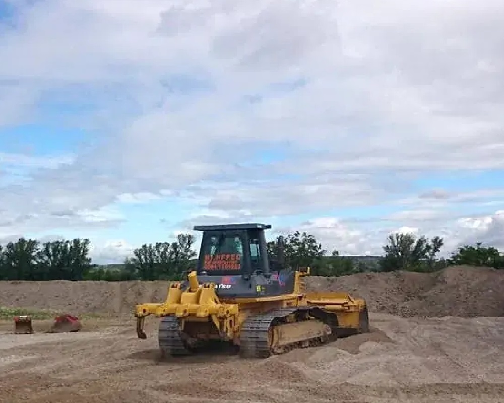 Schubraupe bei Erdarbeiten