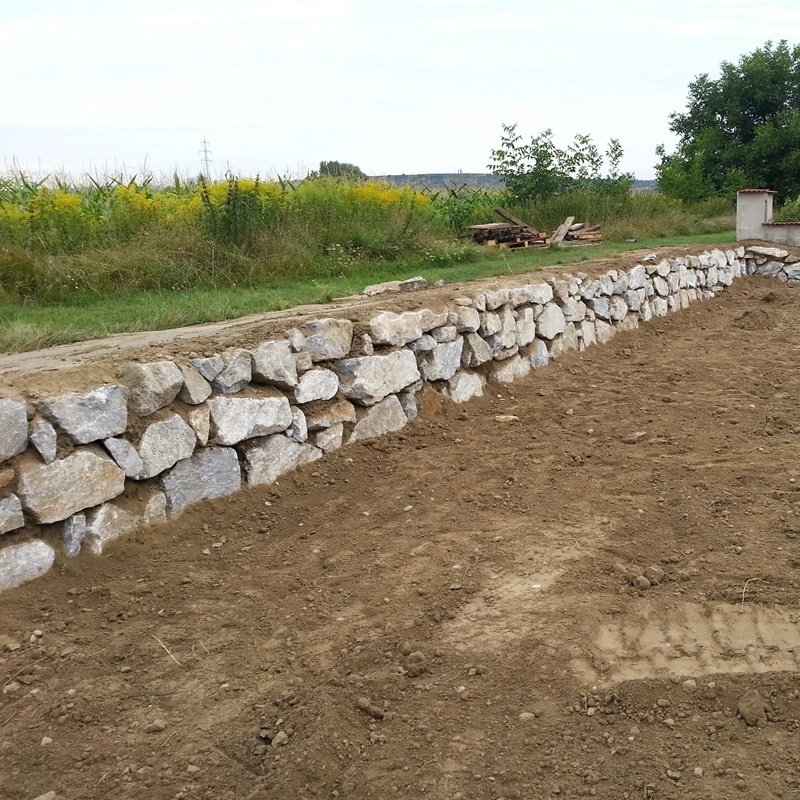 Errichtung einer Wurfsteinmauer